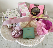 Load image into Gallery viewer, Love You Mum Christmas Pamper Gift Basket Hamper Large