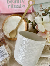 Load image into Gallery viewer, Ultimate Pretty Pamper Hamper Any Occasion Gift Box Large