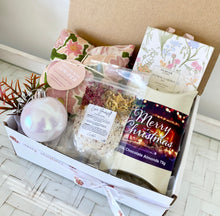 Load image into Gallery viewer, Pretty Pamper Christmas Heat Pack Gift Box Hamper Medium