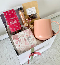 Load image into Gallery viewer, Pretty Female Tea & Mug Gift Box Set Large