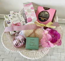 Load image into Gallery viewer, Love You Mum Christmas Pamper Gift Basket Hamper Large
