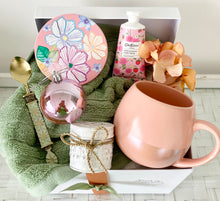 Load image into Gallery viewer, Pretty Christmas Gift Box Pamper Hamper Large
