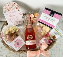 Load image into Gallery viewer, Mothers Day I Love You Mum Plaque Pamper Hamper Basket Gift Large
